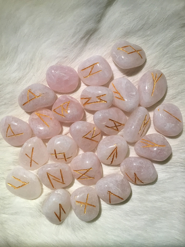 25 Runes en Quartz rose et pochon - Vente de Minéraux en ligne